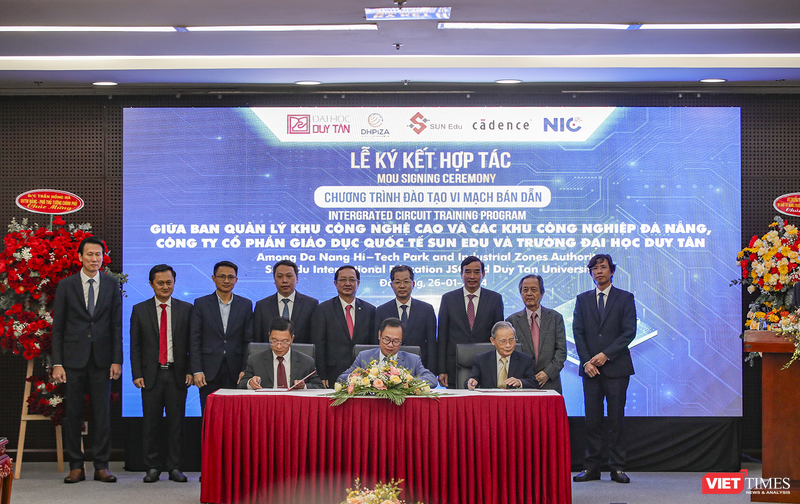 Quang cảnh lễ Ký kết thỏa thuận hợp tác ba bên về đào tạo thiết kế vi mạch, bán dẫn giữa Ban Quản lý Khu công nghệ cao và các khu công nghiệp Đà Nẵng, Công ty CP Giáo dục quốc tế Sun Edu và trường Đại học Duy Tân.