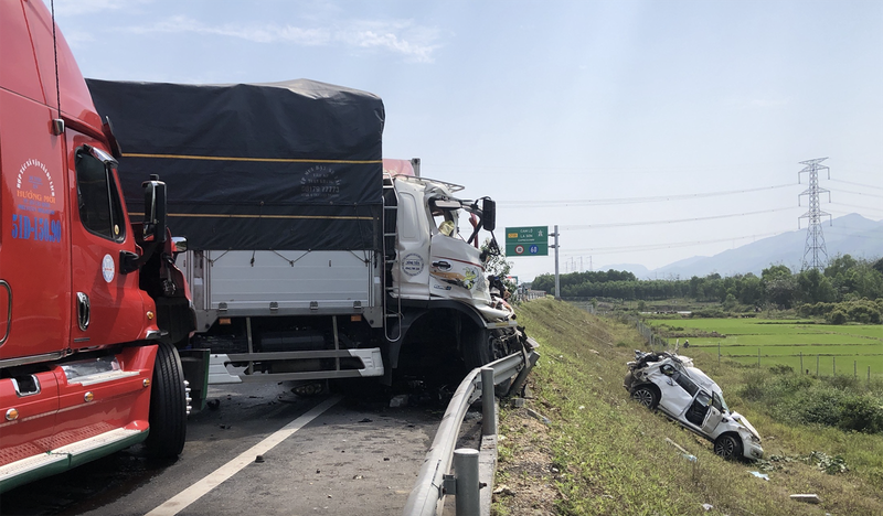 Hiện trường vụ tai nạn trên cao tốc Cam Lộ - La Sơn (Ảnh PL)