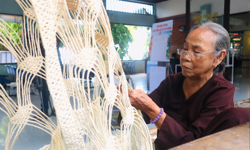 Nghệ nhân xã đảo Cù Lao Chàm (Hội An) đang đan võng ngô đồng (ảnh Mạnh Cường-thanhnien.vn)
