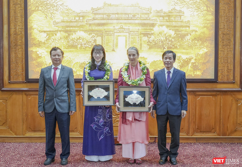 Lãnh đạo tỉnh Thừa Thiên Huế trao tặng danh hiệu “Công dân danh dự tỉnh Thừa Thiên Huế” cho bà Andrea Teufel và bà Kazuyo Watanabe (ảnh Ngọc Hiếu)