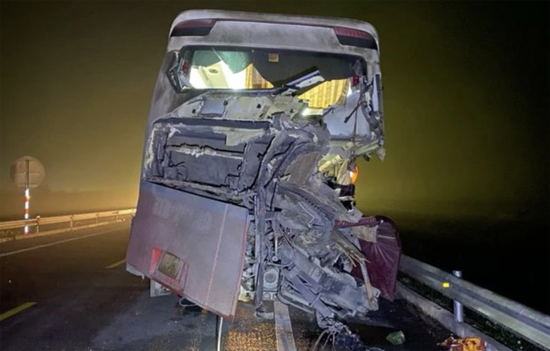 Xe khách giường nằm BKS 51B- 261.49 hư hỏng nặng sau vụ tai nạn (ảnh CTV)