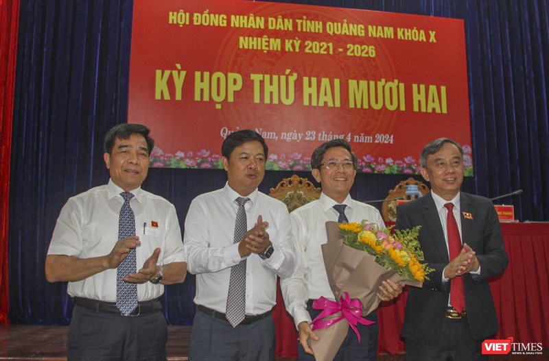 Ông Trần Nam Hưng (thứ hai từ phải sang) chức vụ Phó chủ tịch UBND tỉnh Quảng Nam.