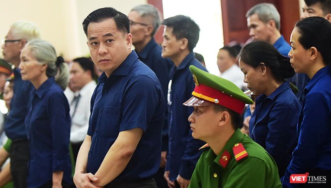 Phiên xét xử phúc thẩm tại TP.HCM, TAND cấp cao chỉ xem xét giảm án cho 4 bị cáo. Các bị cáo đầu vụ như Vũ "nhôm", Trần Phương Bình bị tuyên y án sơ thẩm. 