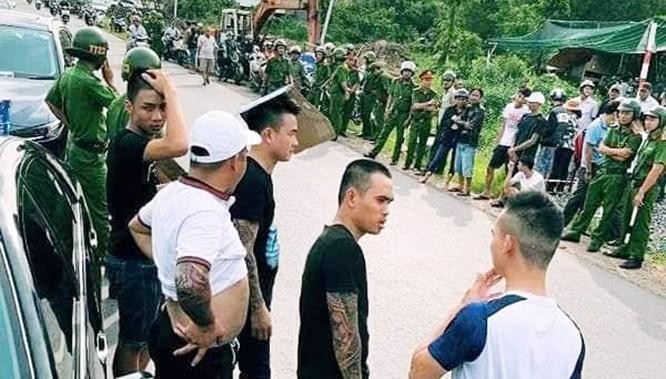 Nhóm đối tượng liều lĩnh vây, chặn xe chở công an Đồng Nai trên đường, chỉ vì một va chạm nhỏ trong nhà hàng trước đó