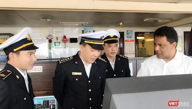  TS. Nguyễn Lương Tâm (đứng giữa) đang kiểm tra công tác phòng dịch tại cảng Vũng Áng (Hà Tĩnh).