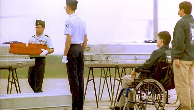 Một buổi lễ hồi hương hài cốt lính Mỹ tháng 2/1995 tại sân bay Nội Bài (Ảnh: Hoàng Đình Nam/ AFP)