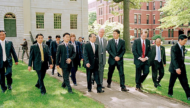 Thủ tướng Phan Văn Khải thăm Đại học Harvard nhân chuyến công du lịch sử đến Hoa Kỳ năm 2005. Đi bên trái Thủ tướng Phan Văn Khải là ông Thomas Vallely, Giám đốc Chương trình Việt Nam tại Harvard, ông Nguyễn Xuân Thành và Ben Wilkinson (cà vạt đỏ)