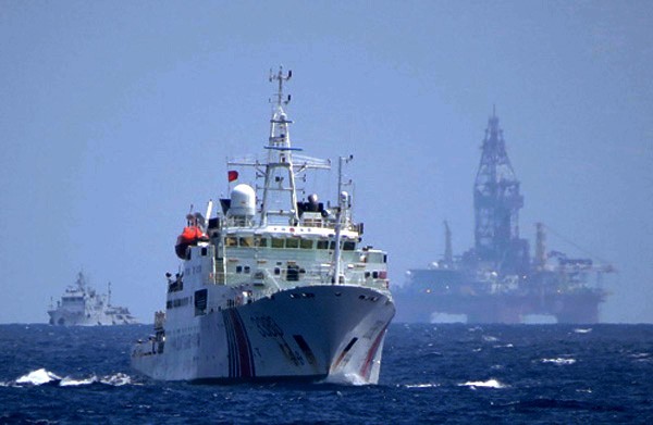 Trung Quốc đang đẩy mạnh việc thăm dò khai thác dầu khí ở Biển Đông, trong mục tiêu xác lập yêu sách chủ quyền gần hết Biển Đông. Trong ảnh: giàn khoan Hải Dương-981 của Trung Quốc ngang ngược hạ đặt trái phép trên vùng biển Việt Nam, tháng 5.2014 - Ảnh: 