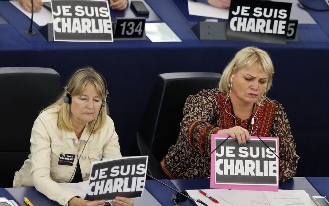 Các nghị sĩ của Nghị viện châu Âu đặt bảng hiệu “Tôi là Charlie” trước mặt trong phiên họp ở Strasbourg (Pháp) ngày 12-1 Ảnh: Reuters