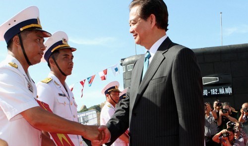 Thủ tướng Nguyễn Tấn Dũng dự lễ Thượng cờ 2 tàu ngầm Kilo 636MV đầu tiên của Việt Nam.