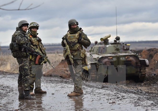 Binh sỹ quân đội Ukraine tại khu vực chiến sự ở ngoại ô thành phố Debaltseve, vùng Donetsk, miền Đông Ukraine.