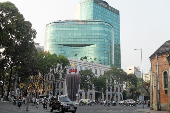 Tòa nhà trung tâm thương mại và văn phòng cho thuê Diamond Plaza có vị trí đắc địa bậc nhất TPHCM được Lotte mua lại phần lớn vốn góp từ Posco -Ảnh minh họa: Hùng Lê