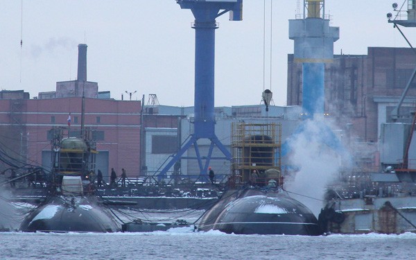 Tàu ngầm HQ-186 Khánh Hoà (bên phải) đang được khẩn trương hoàn thiện các công đoạn cuối ở vùng nước trước Nhà máy đóng tàu Admiralty, tháng 1.2015. Ngày 1.4.2015 tàu đã ra biển thử nghiệm cấp nhà máy - Ảnh: airbase (Nga)