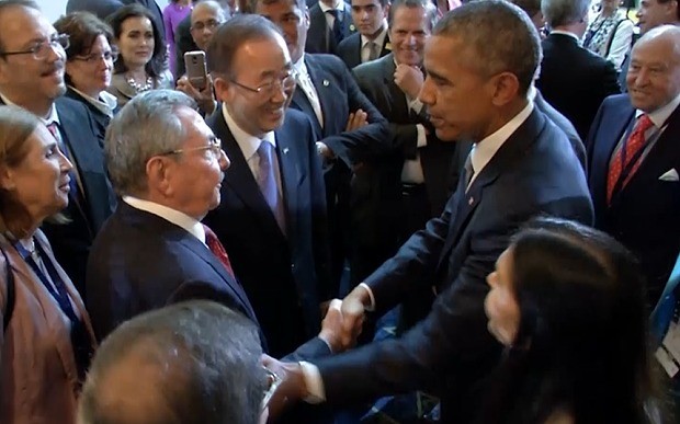 Cái bắt tay tại cuộc gặp song phương bên lề Hội nghị thượng đỉnh châu Mỹ giữa tổng thống Barack Obama (phải) và chủ tịch Cuba Raul Castro ngày 11-4 