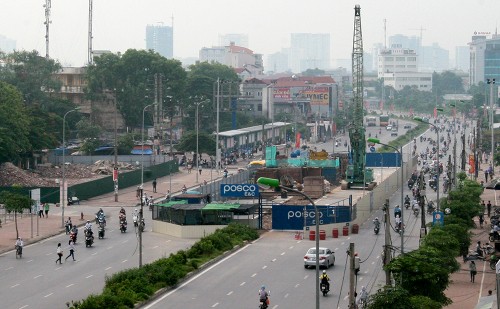 Ngoài việc xử phạt nhà thầu Posco và tạm dừng thi công 8 nhà ga, UBND TP Hà Nội còn cấm nhà thầu phụ làm rơi cọc cừ, thi công các dự án ở thủ đô trong vòng một năm. 
