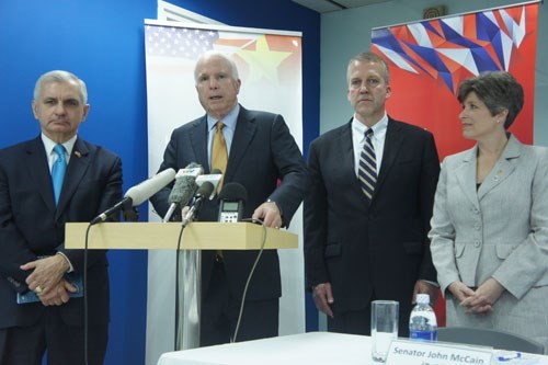Thượng nghị sĩ John McCain họp báo tại TP HCM hôm 29/5