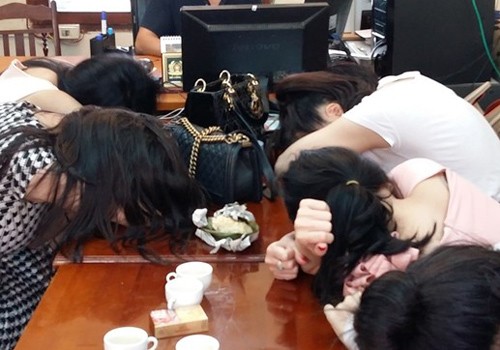 Những cô gái liên quan các vụ bán dâm bị phát hiện ngày 25/5 bị đưa về trụ sở cơ quan điều tra.