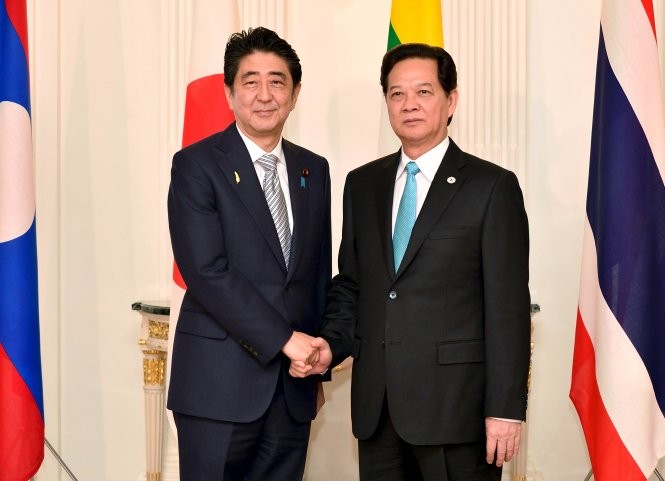 Thủ tướng Nhật Shinzo Abe bắt tay Thủ tướng Nguyễn Tấn Dũng tại Hội nghị Mekong - Nhật ở Tokyo - Ảnh: Reuters