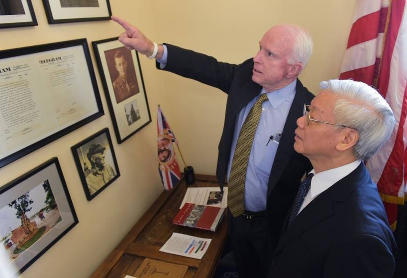 Ông John McCain chia sẻ những bức ành truyền thống gia đình với Tổng Bí thư Nguyễn Phú Trọng