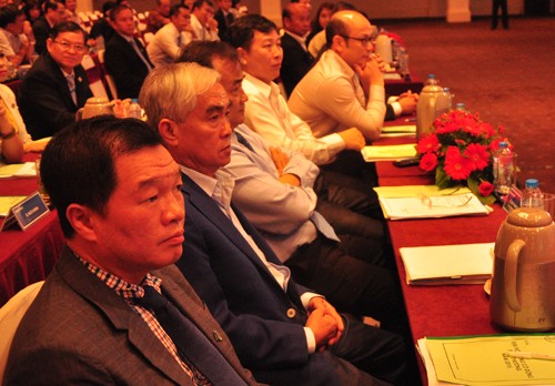 Chủ tịch Sacombank - Kiều Hữu Dũng (trái) và Chủ tịch Eximbank - Lê Hùng Dũng (ngồi kế) tại cuộc họp.