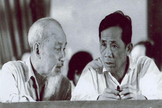 Chủ tịch Hồ Chí Minh và Tổng Bí thư Lê Duẩn tại cuộc mít tinh kỷ niệm Ngày Quốc tế Lao động 1.5.1969, tổ chức tại Hội trường Ba Đình, Hà Nội. Ảnh: T.L