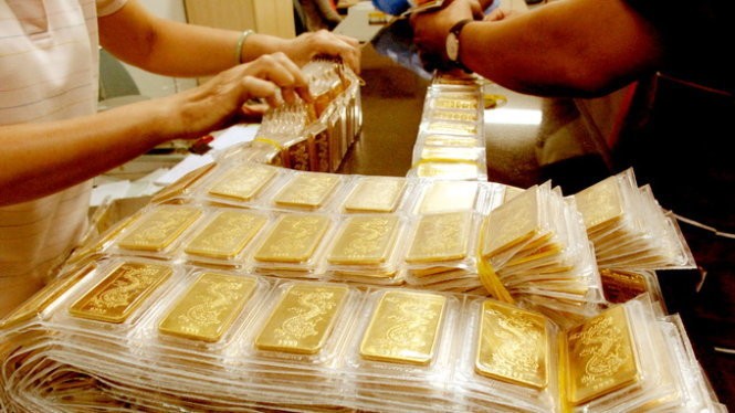Ngay khi có thông tin Ngân hàng Nhà nước điều chỉnh tỉ giá, giá vàng miếng đã tăng không ngừng, cao nhất đạt 33,3 triệu đồng/lượng