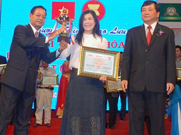 à Linh nhận cúp và bằng khen tại chương trình giao lưu kinh tế văn hóa doanh nhân, doanh nghiệp VN - Asean 2015 - Ảnh: Công ty Hà Linh cung cấp