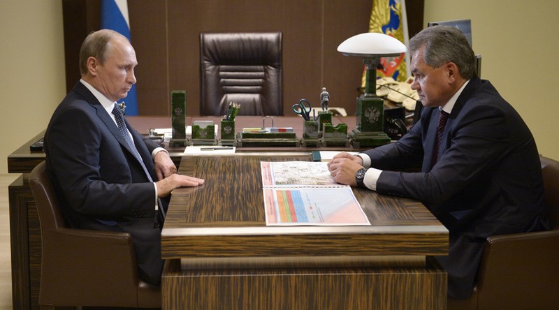 Tổng thống Nga Vladimir Putin gặp bộ trưởng quốc phòng Sergey Shoigu.