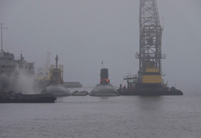 Tàu ngầm Đà Nẵng (phải) chuẩn bị rời đi sang vị trí mới, bên cạnh là tàu ngầm Bà Rịa - Vũng Tàu, ảnh chụp ngày 7.11