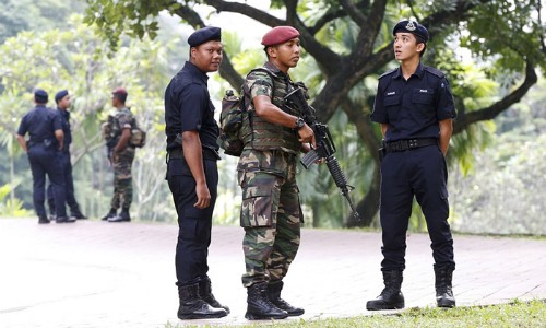 Quân đội tuần tra bên ngoài nơi tổ chức hội nghị thượng đỉnh ASEAN. Ảnh: Reuters