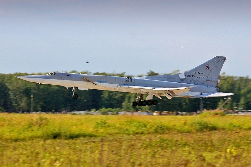 Máy bay ném bom siêu thanh Tu-22M3 cất cánh