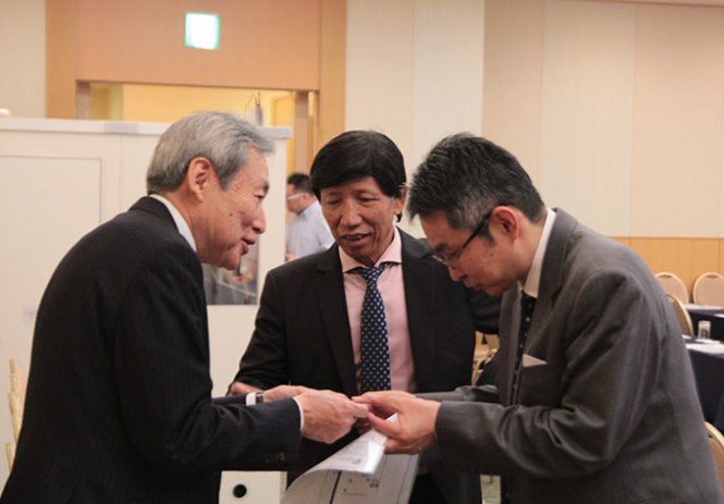 Đại diện VN và Nhật Bản trao đổi thông tin bên lề hội thảo - Ảnh: Tr.N
