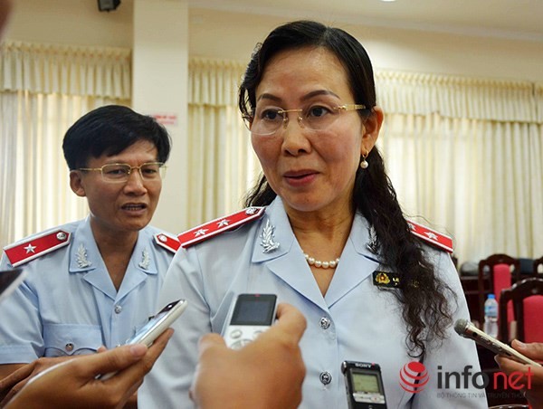 Bà Lê Thị Thủy, Phó Tổng TTCP đang trả lời phỏng vấn báo chí giữa chừng thì bỏ đi với lý do theo bà nói là "có cuộc gọi của Văn phòng Chính phủ"! (Ảnh: HC)