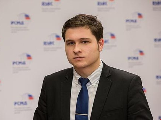 Ông Anton Tsvetov, Trưởng ban Quan hệ truyền thông và Chính phủ, thuộc Ủy ban các vấn đề quốc tế của Nga trao đổi với báo Thanh Niên - Ảnh: Twitter của ông Tsvetov