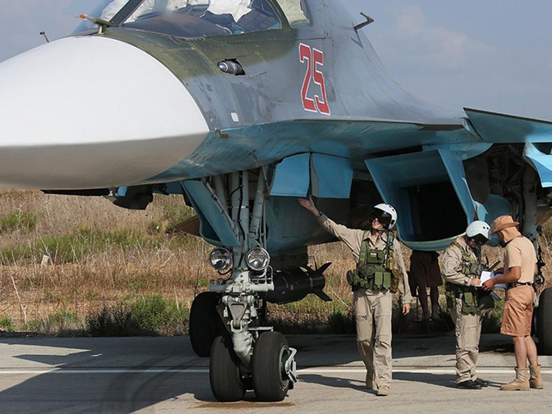 Phi công kiểm tra chiến đấu cơ Su-34 trước giờ xuất kích tại Latakia, Syria