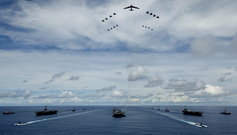 Cụm tác chiến tàu sân bay Mỹ và lực lượng không quân có pháo đài bay B-52 lập đội hình chiến đấu trên biển