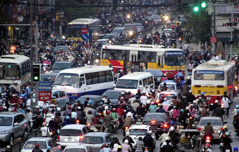 Cảnh ùn tắc giao thông nghiêm trọng tại các độ thị lớn của Việt Nam khiến chất lượng môi trường sống xuống cấp