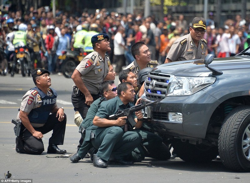 cảnh sát và quân đội Indonesia đấu súng với bọn khủng bố
