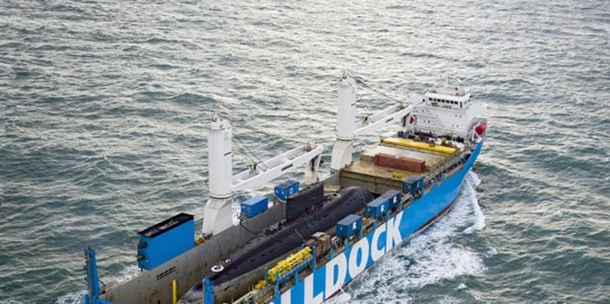 Tàu của hãng Rolldock (Hà Lan) đang vận chuyển tàu ngầm Kilo về Việt Nam - Ảnh: Rolldock