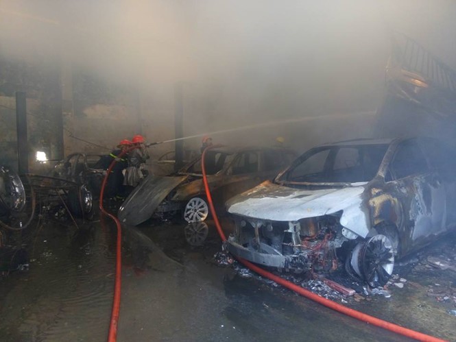 Xe siêu sang bị hỏa hoạn thiêu cháy