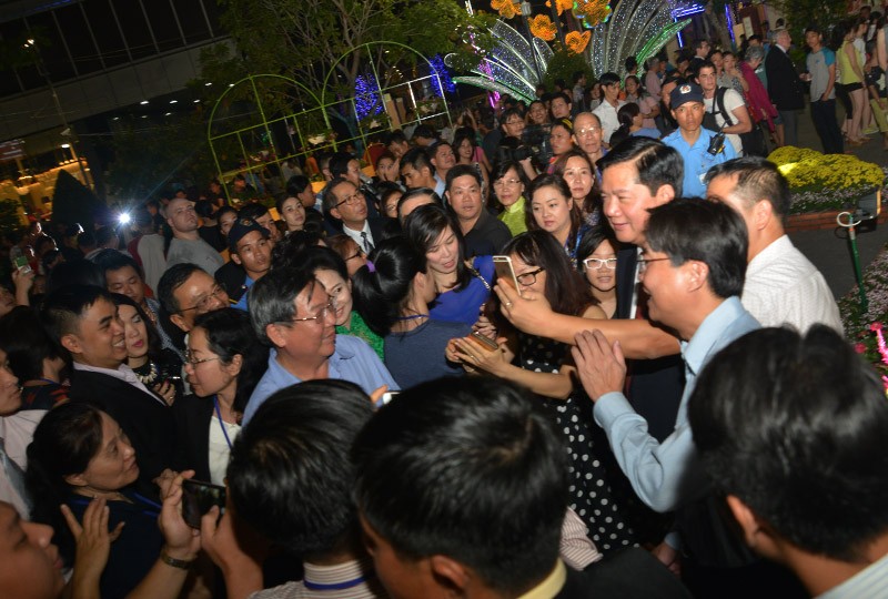 Tân Bí thư Thành ủy TPHCM Đinh La Thăng chụp selfie với người dân Sài Gòn đến tham quan tại đường hoa. Nhiều người dân thích thú với sự thân thiện, gần gũi của ông...