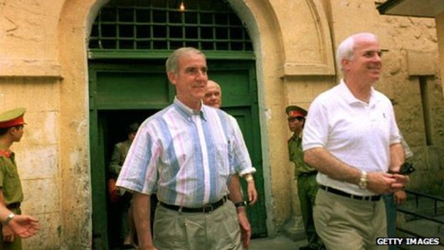 Hai ông Peterson và McCain thăm lại Hỏa Lò sau khi Việt Nam và Mỹ đã bình thường hóa quan hệ