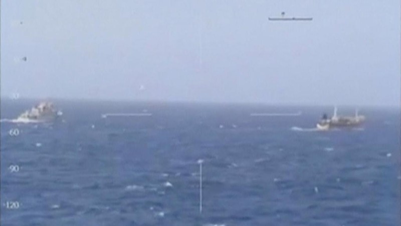 Một tàu tuần duyên của Argentina đuổi theo một tàu cá Trung Quốc ngoài khơi Argentina 14/3/2016.