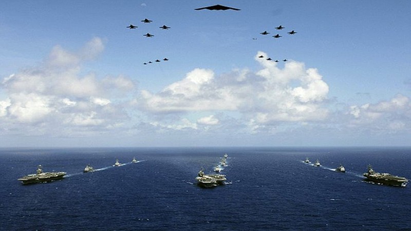 Cụm tác chiến tàu sân bay Mỹ dàn trận diễn tập trên biển