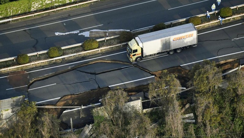 Đường cao tốc Kyushu bị phá hủy do động đất tại thành phố Kunamoto, ngày 15/4