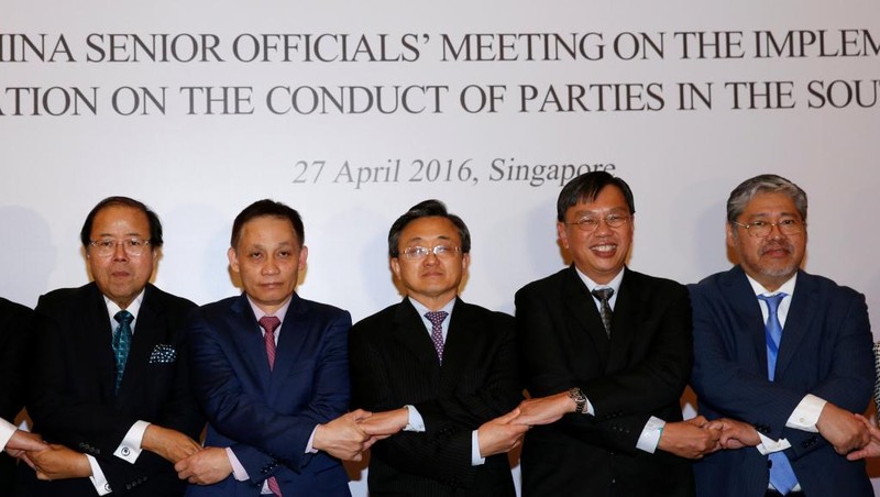 Các nhà lãnh đạo ngoại giao ASEAN và thứ trưởng Ngoại Giao Trung Quốc Lưu Chấn Dân (giữa) tại hội nghị về việc thực thi Tuyên bố ứng xử tại Biển Đông (DOC) tại Singapore, ngày 27/4/2016.