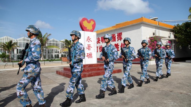 Binh sĩ Trung Quốc đồn trú, tuần tra trái phép trên Đá Chữ Thập ở quần đảo Trường Sa của Việt Nam