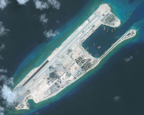 Trung Quốc ngang nhiên xây dựng đảo nhân tạo và đường băng trái phép trên Đá Chữ Thập thuộc quần đảo Trường Sa của Việt Nam - Ảnh: Reuters