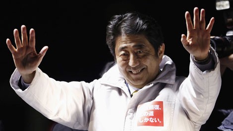 Thủ tướng Shinzo Abe thắng cử bất chấp những khó khăn do chính sách Abenomics tạo ra.