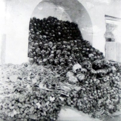 Những người chết đói ở trại Giáp Bát được cải táng về nghĩa trang Hợp Thiện (Hà Nội) - Ảnh: Võ An Ninh